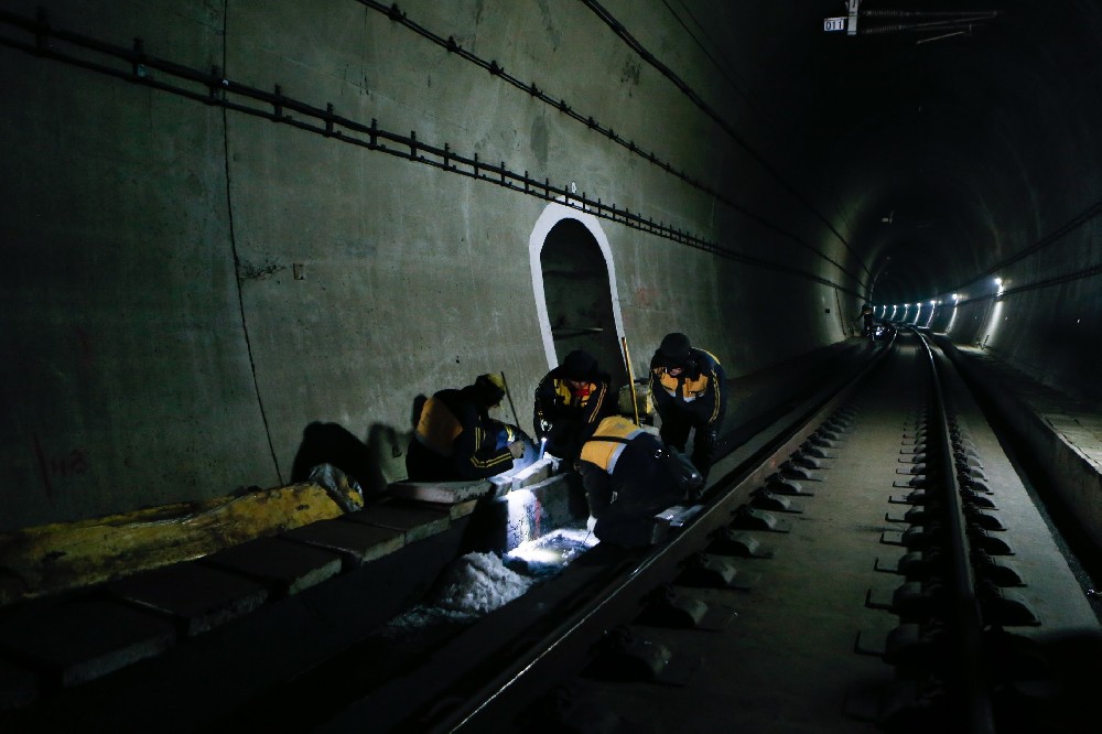 江源铁路运营隧道病害现状